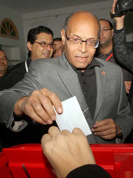 حزب قائد السبسي يعلن فوزه بالرئاسة التونسية... وحزب المرزوقي يعترض! 