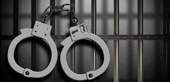 البحرين: اعتقال شاب بعد مداهمات في الدراز ومقابة