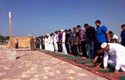 البحرين: مواطنون يؤدّون الصلاة في مسجد البربغي رغم تهديدات السلطات