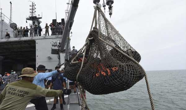 العثور على الصندوق الأسود لطائرة &rsquo;إير آسيا&rsquo;