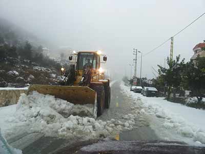 العاصفة &rsquo;زينة&rsquo; تضرب لبنان: ثلوج وطرقات مقطوعة وسيول جارفة