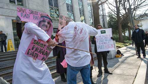 السعودية تؤجل تنفيذ &rsquo;دفعة من الجلدات الألف&rsquo; للناشط رائف بدوي 