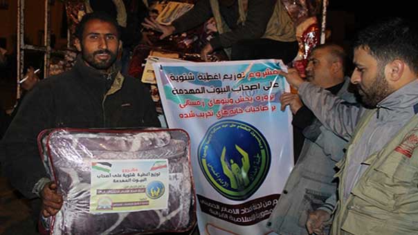 برعاية لجنة إمداد الإمام الخميني (قده).. تسليم أغطية شتوية لمشردي العدوان الصهيوني على غزة