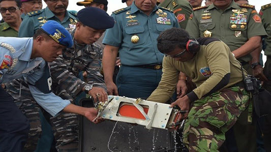 انتشال الصندوق الاسود الثاني لطائرة طيران اسيا 