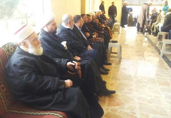 حشود غفيرة تقاطرت لتقديم واجب العزاء بشهداء تفجيري جبل محسن 