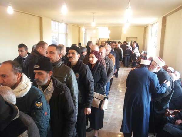 حشود غفيرة تقاطرت لتقديم واجب العزاء بشهداء تفجيري جبل محسن 