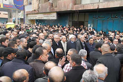 الشهيد جهاد عماد مغنية يوارى الثرى إلى جانب والده  