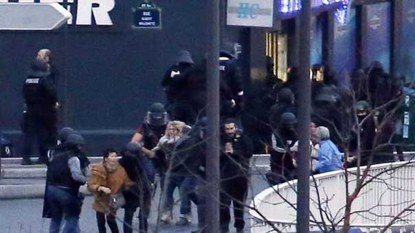 فرنسا.. يوم دام ينتهي بمقتل رهائن ومسلحين 
