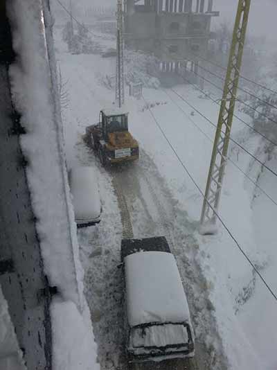 العاصفة &rsquo;زينة&rsquo; تضرب لبنان: ثلوج وطرقات مقطوعة وسيول جارفة