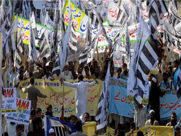 تواصل التظاهرات المنددة بالاساءة للنبي محمد (ص) .. وهولاند يدافع عن &rsquo;حرية التعبير&rsquo;!