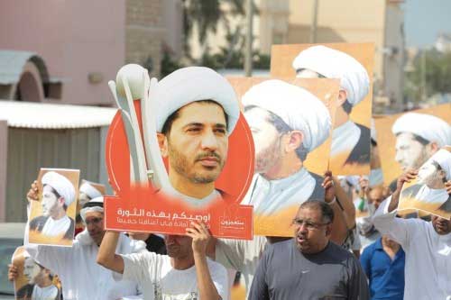 تظاهرات حاشدة عقب صلوات الجمعة في البحرين تنديدا بإعتقال الشيخ علي سلمان