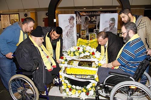 وفد من جرحى المقاومة عند ضريح القائد الشهيد عماد مغنية وفود تزور المعلم التذكاري للشهيد القائد عماد مغنية في طيردبا وأخرى تقرأ الفاتحة على الضريح في روضة الشهيدين