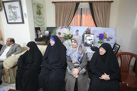 وفد برلماني عراقي يزور عائلة الشهيد القائد الحاج عماد مغنية
