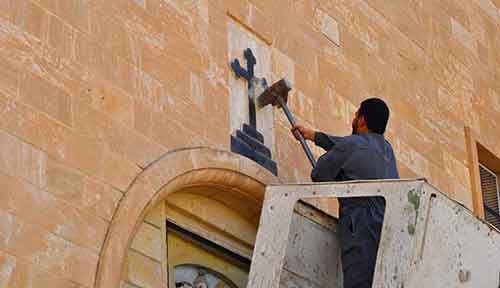 بالصور.. الدواعش يدمرون كنائس نينوى