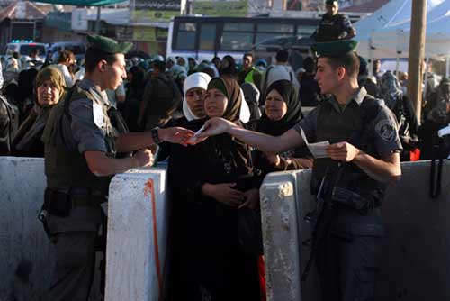 المرأة الفلسطينية.. صمام أمان وصمود 