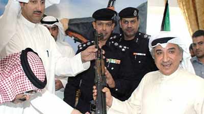 نواب كويتيون يدخلون البرلمان مدججين بأسلحتهم