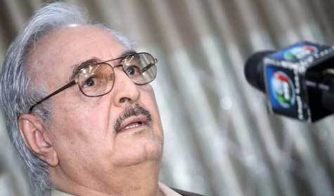 حفتر يباشر مهامه قائدا للجيش الليبي.. وطائراته تقصف مطار معيتيقية 