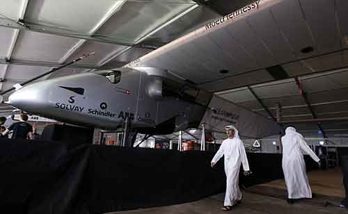 طائرة بلا وقود تجول حول العالم