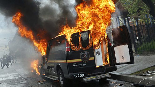 التمييز العنصري لدى الشرطة يؤدي إلى إعلان الطوارئ وحظر التجول في بالتيمور الأمريكية 