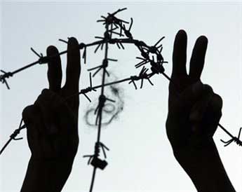 يوم الأسير الفلسطيني : تذكير بمعاناة آلاف المعذبين خلف القضبان الإسرائيلية
