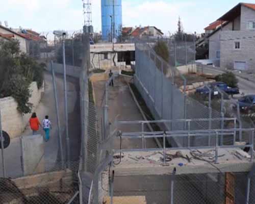 بات منزله سجناً 