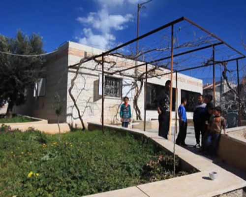 بات منزله سجناً 