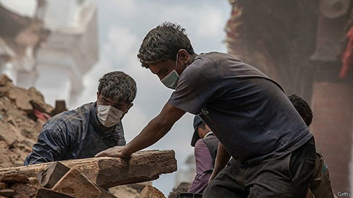 عدد ضحايا الزلزال في النيبال يتجاوز أربعة آلاف 