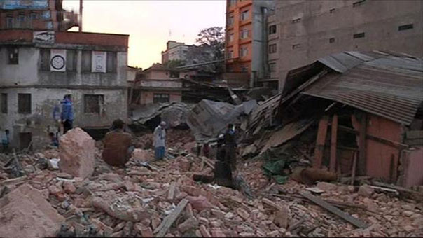 زلزال نيبال.. 3700 ضحية و&rsquo;الأسوأ&rsquo; لم يتكشّف بعد