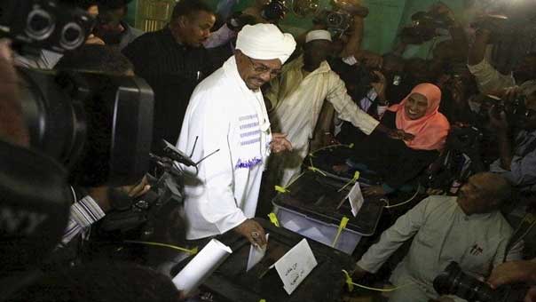 السودانيون يصوتون بانتخابات رئاسية وبرلمانية وسط إقبال ضعيف