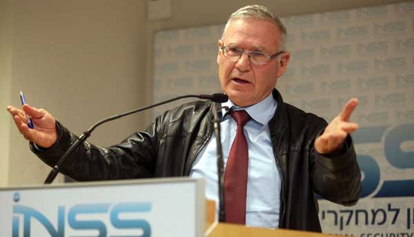 الرئيس الاسبق للاستخبارات العسكرية الإسرائيلية عاموس يدلين يدلين: الأمريكيون اتخذوا قراراً إستراتيجياً بالتعامل مع المسألة النووية كقضية منفصلة