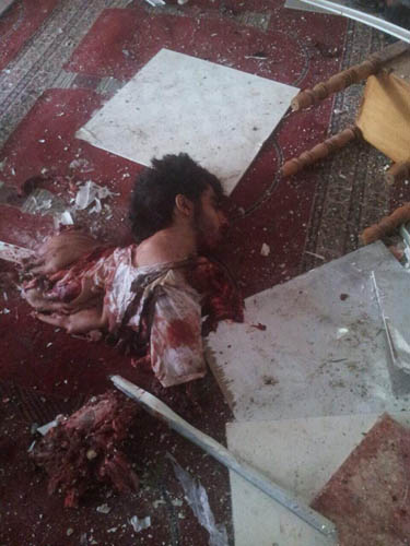 السعودية: عشرات الشهداء والجرحى بتفجير إرهابي استهدف مسجدا في القطيف.. و&rsquo;داعش&rsquo; تتبنى