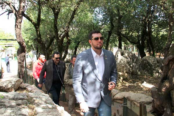 وفد شبابي روسي يجول في معلم &rsquo;مليتا&rsquo; للسياحة الجهادية في إقليم التفاح