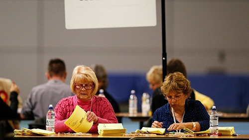 الانتخابات البريطانية: كاميرون في طريقه للبقاء رئيسا للوزراء