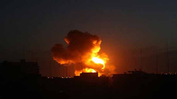 غارة صهيونية شمال غزة والاحتلال يغلق معابر القطاع