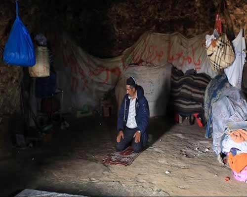 الاحتلال يدفع فقراء الفلسطينيين للعيش داخل الكهوف !