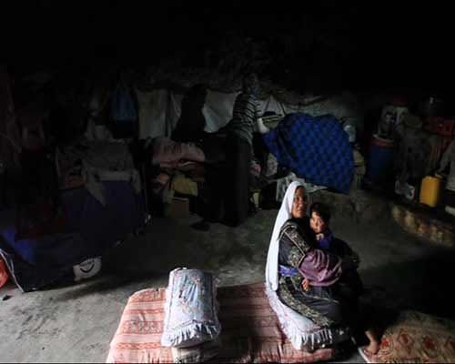 الاحتلال يدفع فقراء الفلسطينيين للعيش داخل الكهوف !