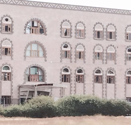 ما هو مجمع الدفاع الذي استهدفه العدوان السعودي في صنعاء اليوم؟