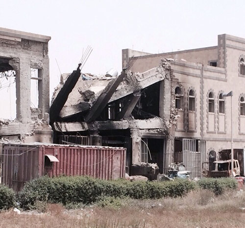 ما هو مجمع الدفاع الذي استهدفه العدوان السعودي في صنعاء اليوم؟