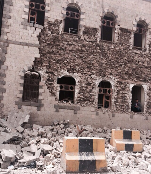 ما هو مجمع الدفاع الذي استهدفه العدوان السعودي في صنعاء اليوم؟