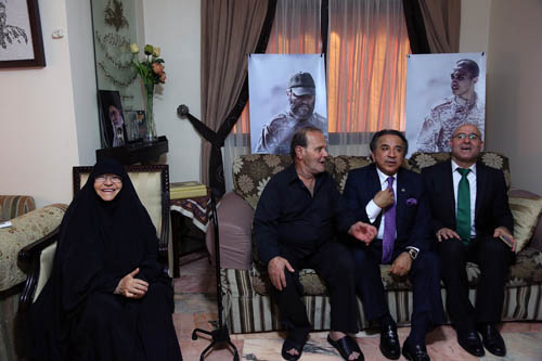 النائب الكويتي عبد الحميد دشتي يزور والد القائد الشهيد عماد مغنية
