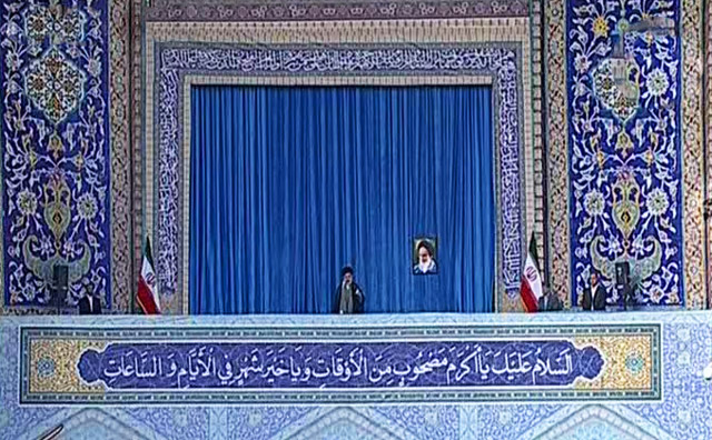 (صور+فيديو) الامام الخامنئي صبيحة عيد الفطر: استسلام ايران حلم لن تراه الادارة الأمريكية