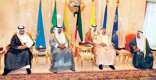 أمير الكويت يستقبل أهالي شهداء تفجير الصوابر 
