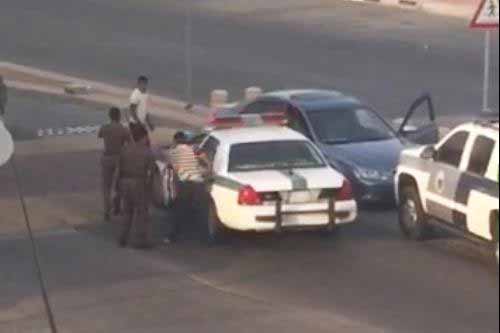 السعودية: رجال أمن يعتدون بالضرب على شابين في كورنيش المشاري في القطيف