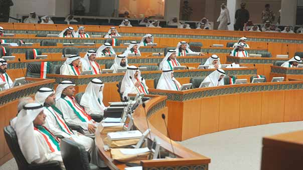 الكويت في حالة حرب.. توقيف 90 متورّطا في تفجير مسجد الامام الصادق (ع) والداخلية تتوعّدهم بالإعدام