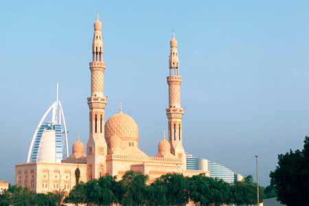 دبي تضع أجهزة تفتيش أمام المساجد