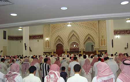 الكويت توقف 3 خطباء أثاروا الطائفية