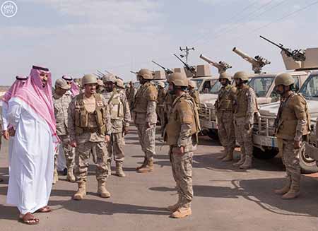 محمد بن سلمان يلتقط صورا مع جنوده على وقع التصفية المستمرة للشعب اليمني