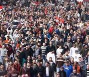 مئات آلاف المصريين احتشدوا في ميدان التحرير بالقاهرة هاتفين باسقاط النظام 
