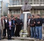 وفد من طلاب التعبئة التربوية في حزب الله يضع إكليلاً من الزهر على النصب التذكاري للشهيد معروف سعد