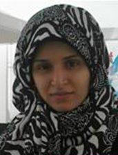 الشاعرة آيات القرمزي أمام قوس المحكمة العسكرية 
